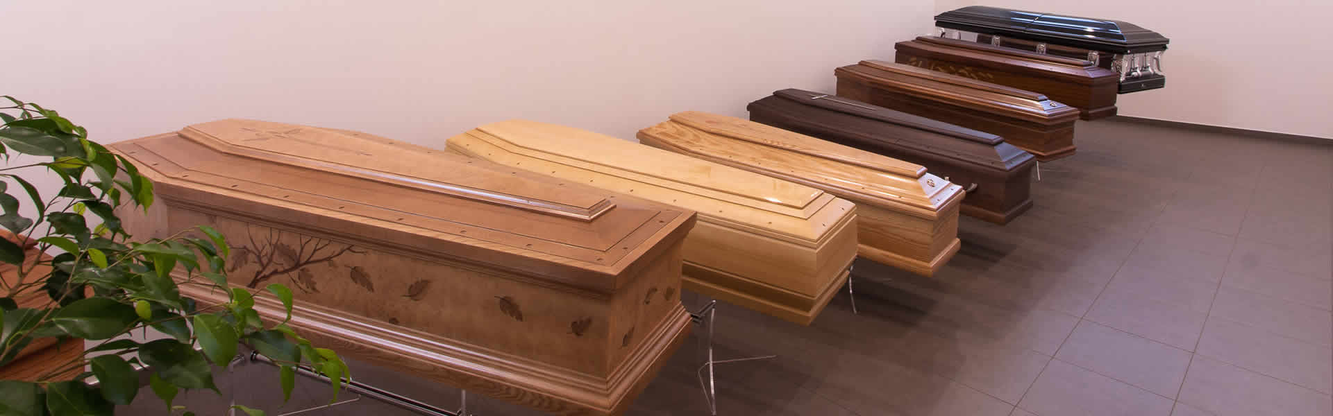 Esposizione cofani funebri in legno